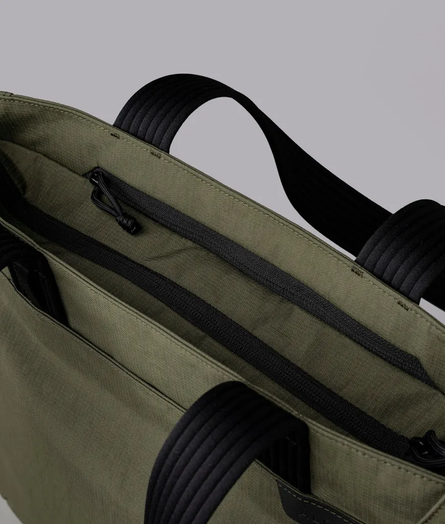 Flight Tote (M)