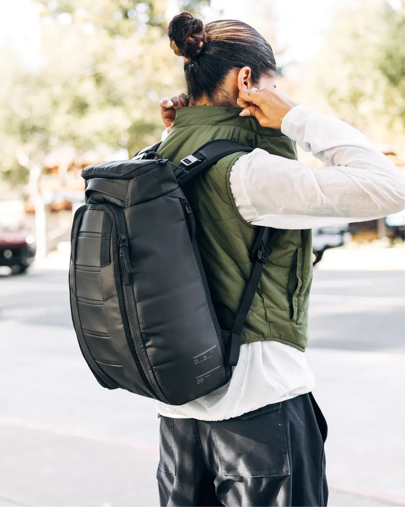 Hugger Backpack 20L Black Out
