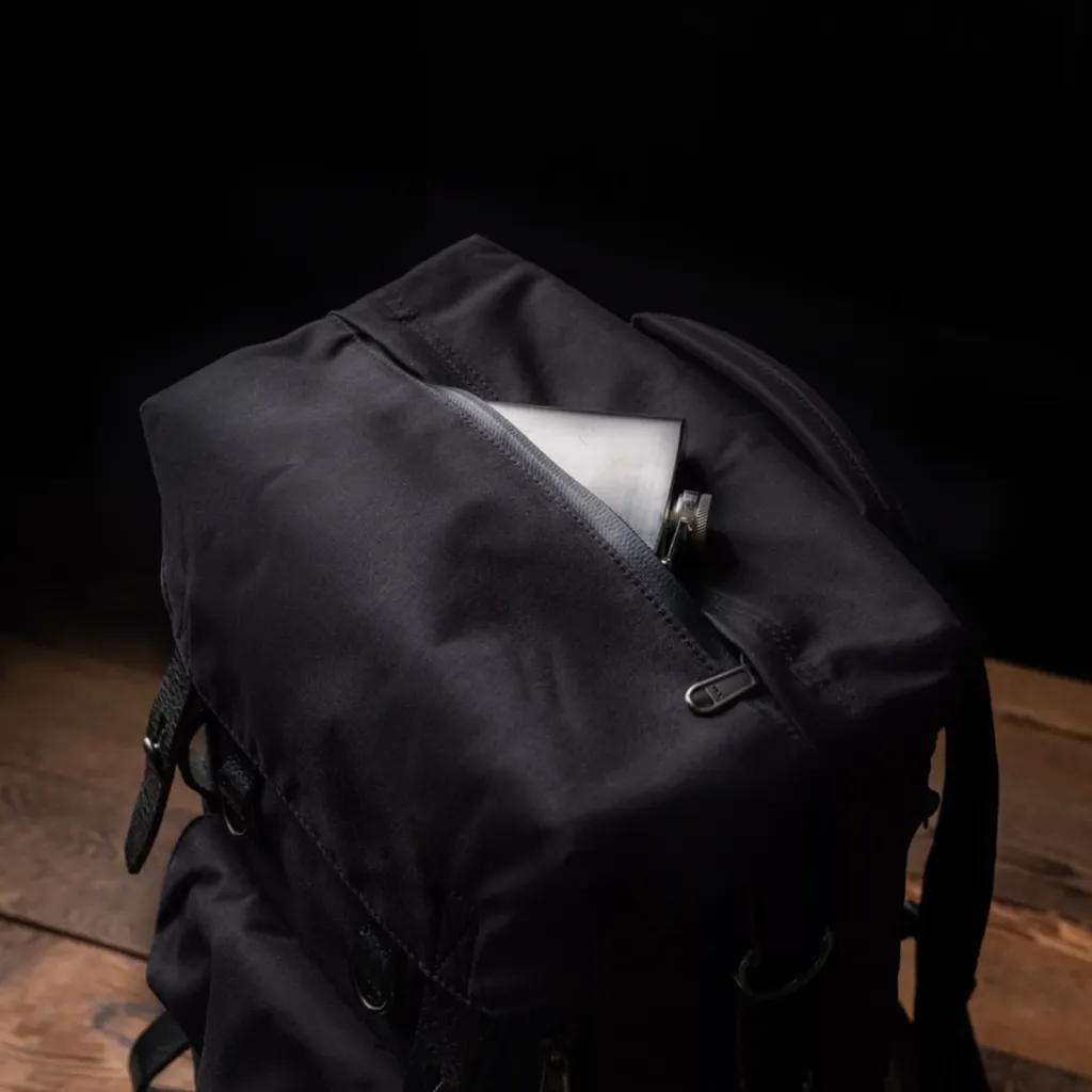 "NEW CITY EXPLORER" COMMANDER TRAVEL CAMERA BACKPACK 21L